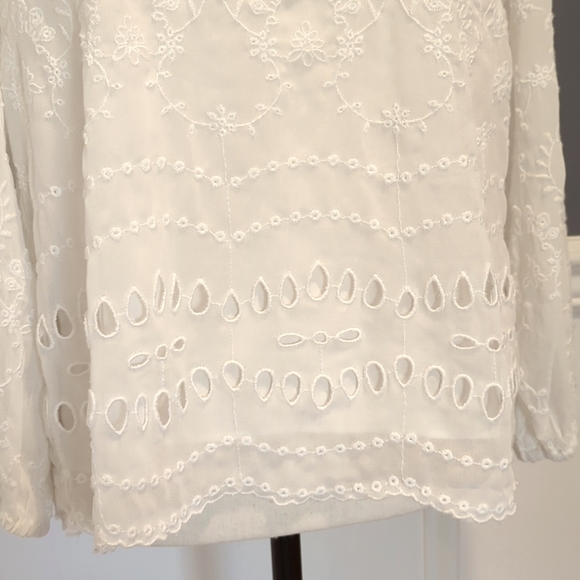 ✨HP✨ EUC J.Crew White Lace Overlay Eyelet Top - Size: M - Picture 4 of 15